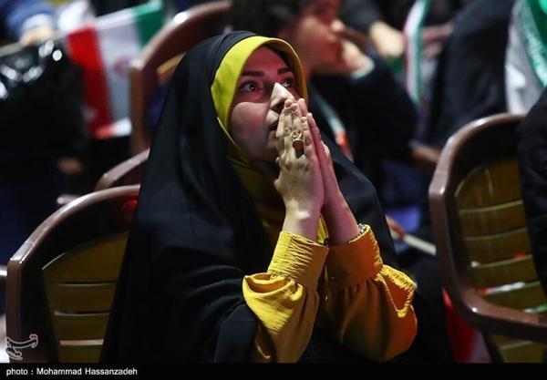 تصاویر ، حال و هوای زنانی که به تماشای بازی ایران و امریکا نشستند ، نذر و دعا برای صعود تیم ملی ....